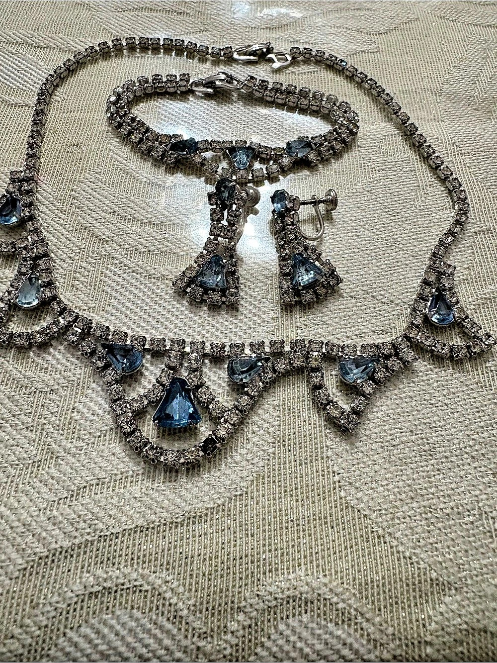 Vintage Rhinestone Jewelry Set in Silver & Blue good condition